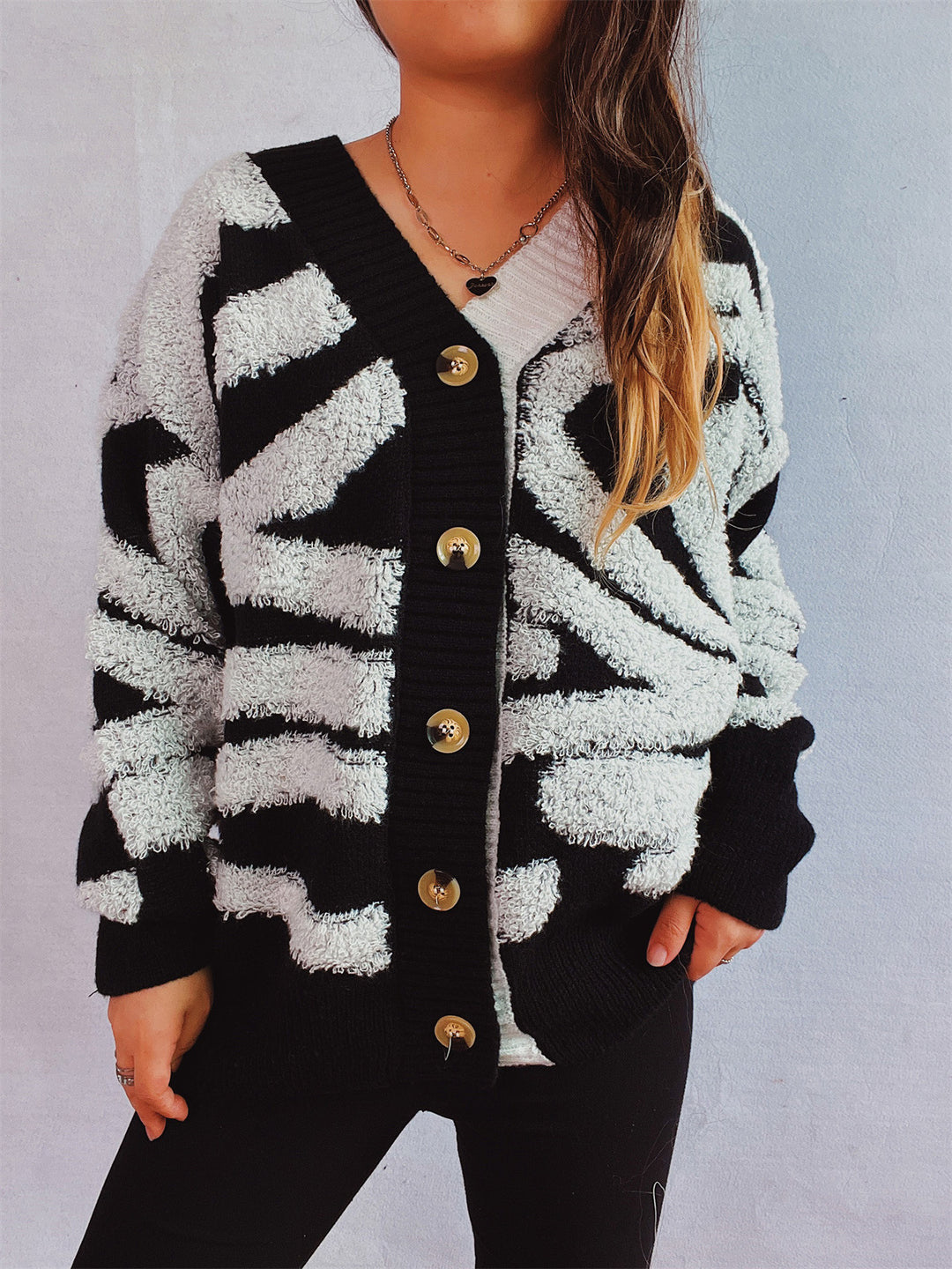 Damen Grobstrickjacke mit dekorativem Mustermix und eleganten Knopfdetails R&B