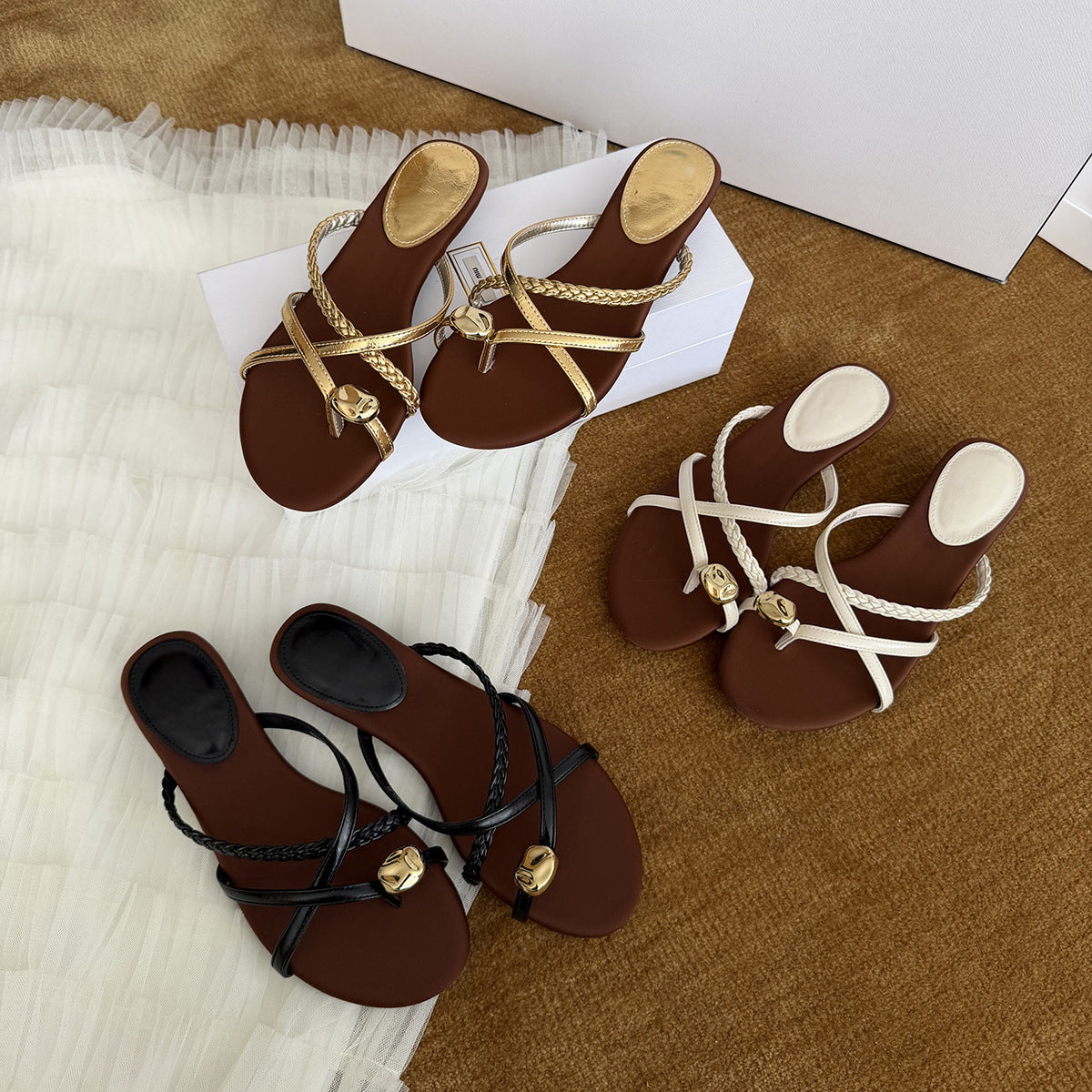 Damen Elegante Zehentrenner-Sandalen mit geflochtenem Riemendesign und dekorativem Metall-Detail