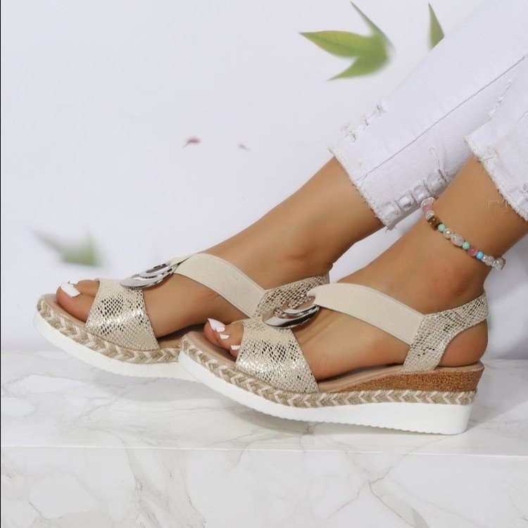 Damen Wedge-Sandalen mit dekorativem Riemen und modischem Anhänger R&B