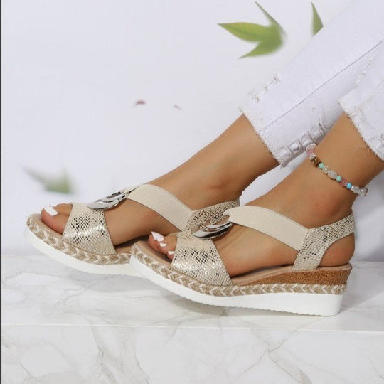 Damen Wedge-Sandalen mit dekorativem Riemen und modischem Anhänger R&B