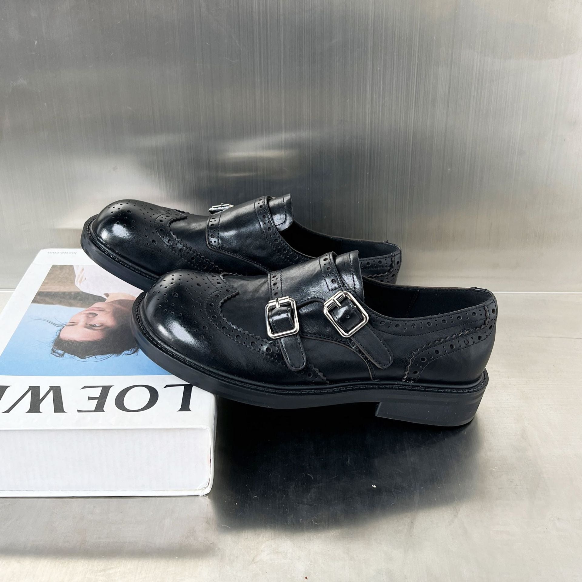 Damen Elegante Mokassins mit doppeltem Schnallenverschluss und feinem Broguemuster R&B