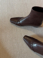 Damen Stiefeletten mit schmalem Schnitt und modischen Nähten