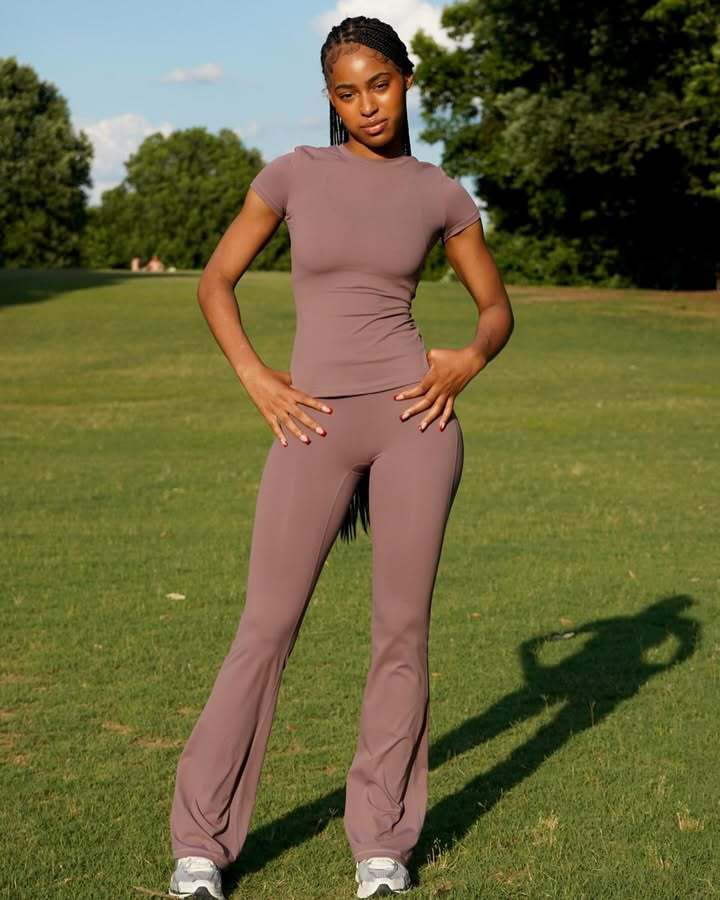 Damen Sportliches Set aus atmungsaktivem Oberteil und weit geschnittenen Leggings R&B