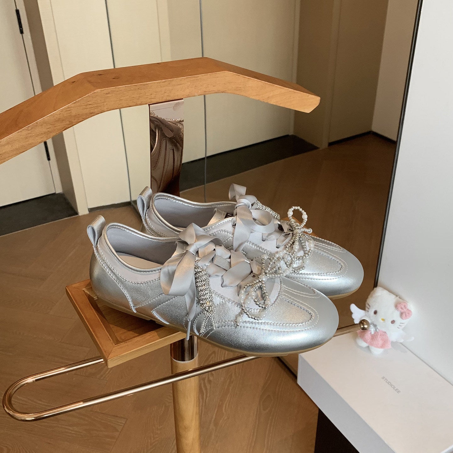 Damen Modische Sneakers aus metallischem Leder mit angesagtem Schleifenakzent
