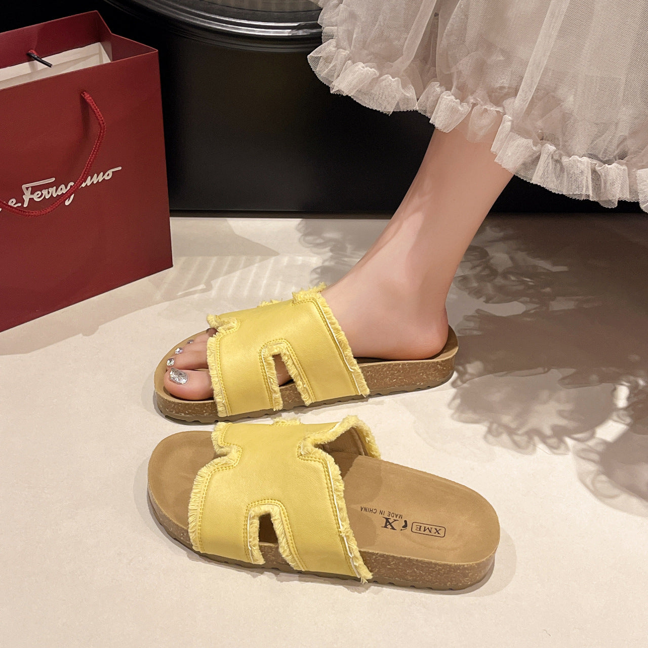 Damen komfortable Sommer-Pantoletten mit fransigem Design EB