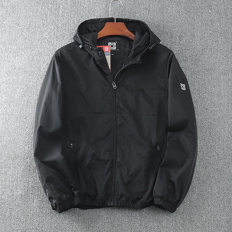 Herren leichte Windjacke mit verstellbarem Kapuzenkragen und atmungsaktiven Einsätzen Hedi-Mode