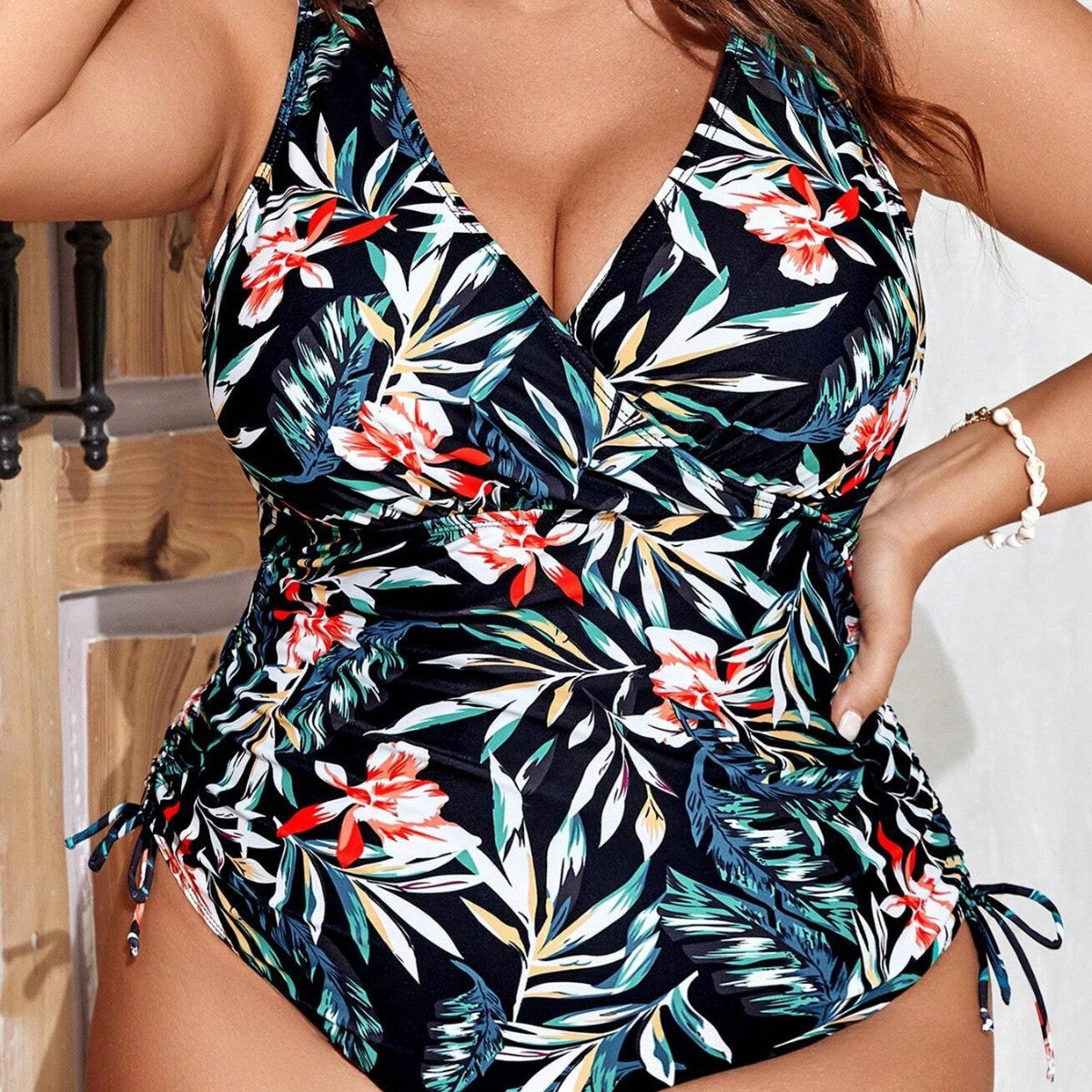 Damen Einteiler Badeanzug mit floralem Wickeldesign und figurformenden Raffungen R&B