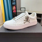 Damen modische Sneakers mit geflochtenem Design und auffälligem Totenkopf-Element R&B