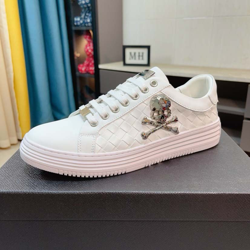 Damen modische Sneakers mit geflochtenem Design und auffälligem Totenkopf-Element R&B