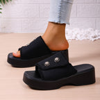 Damen Platform-Pantoletten mit modischen Knopfdetails und rutschfester Sohle R&B