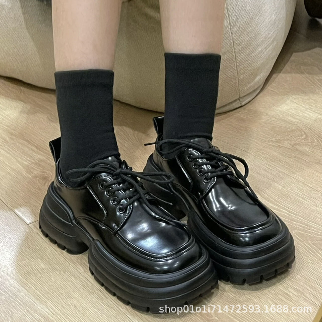 Damen Chunky Schnürschuhe mit robustem Profil und glänzender Oberflächenstruktur R&B