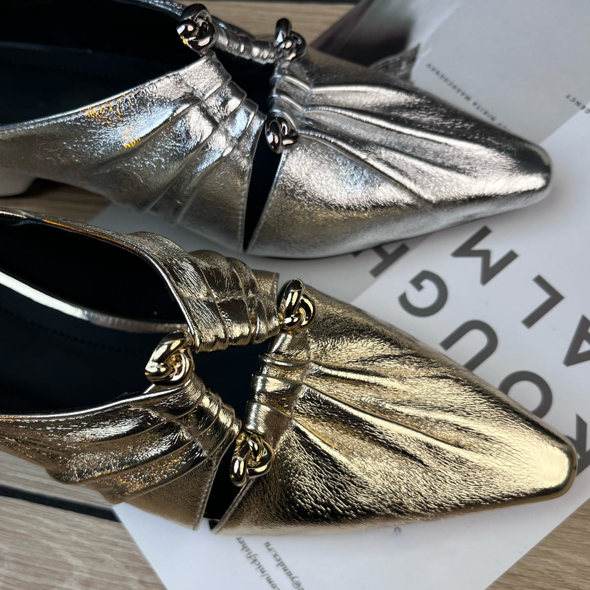 Damen elegante Ballerinas mit goldenen Akzenten und komfortablem Riemchen