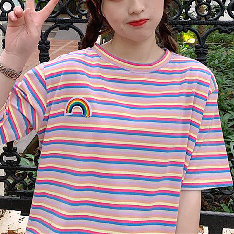 Damen gestreiftes T-Shirt mit buntem Regenbogen-Patch