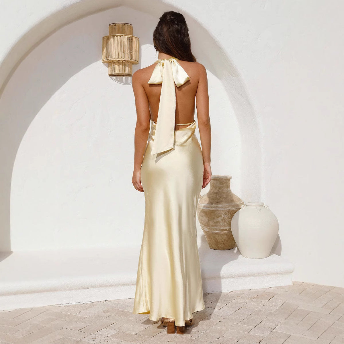 Damen elegantes satiniertes Maxikleid mit tiefem V-Ausschnitt und figurbetontem Schnitt EB