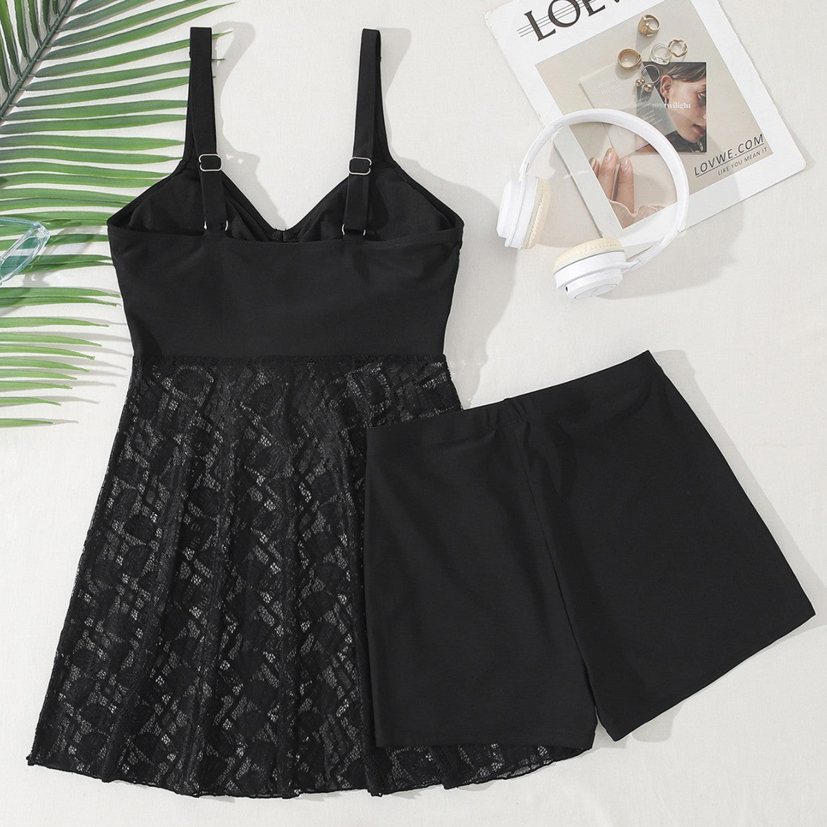 Damen Strandkleid mit raffiniertem Schnitt und floralen Details R&B