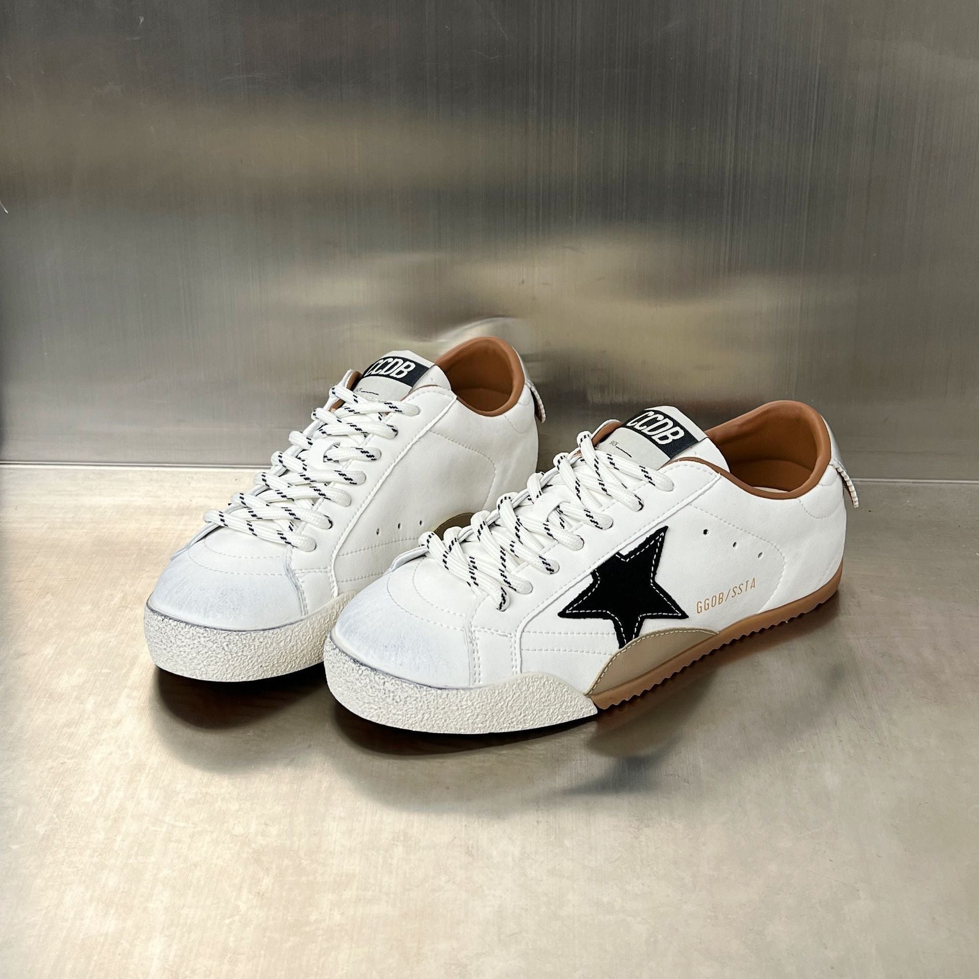 Damen Sneakers im sportlichen Design mit markantem Stern-Detail und ergonomischer Dämpfung R&B