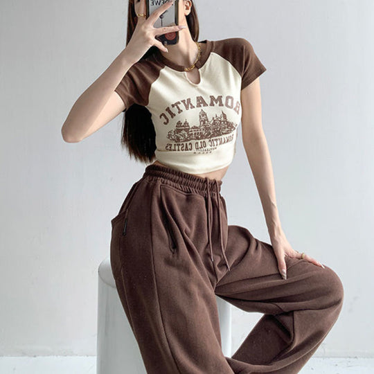 Damen cropped T-Shirt mit einzigartigem Ausschnitt und fröhlichem Grafikdesign R&B