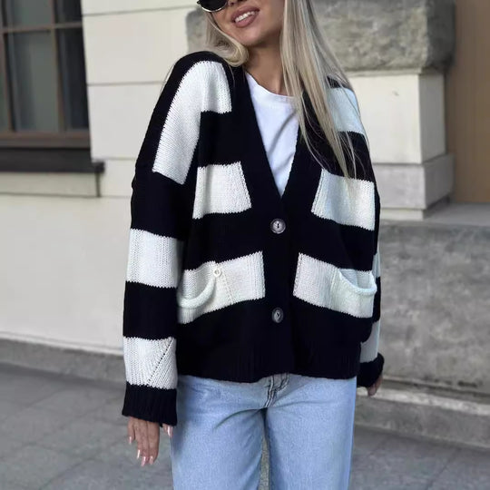 Damen kuschelige Strickjacke mit auffälligem Streifenmuster und praktischen Taschen R&B