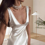 Damen Satin-Maxikleid mit elegantem V-Ausschnitt und feinen Details R&B