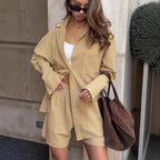 Damen lässiges Ensemble aus oversized Hemdbluse und Shorts im modernen Schnitt R&B