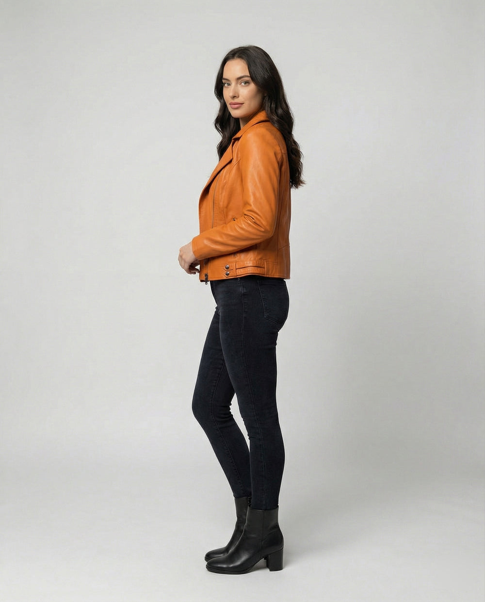 Damen Kunstleder-Bikerjacke mit asymmetrischem Reißverschluss wattierter Innenfütterung und taillierten Abnähern R&B