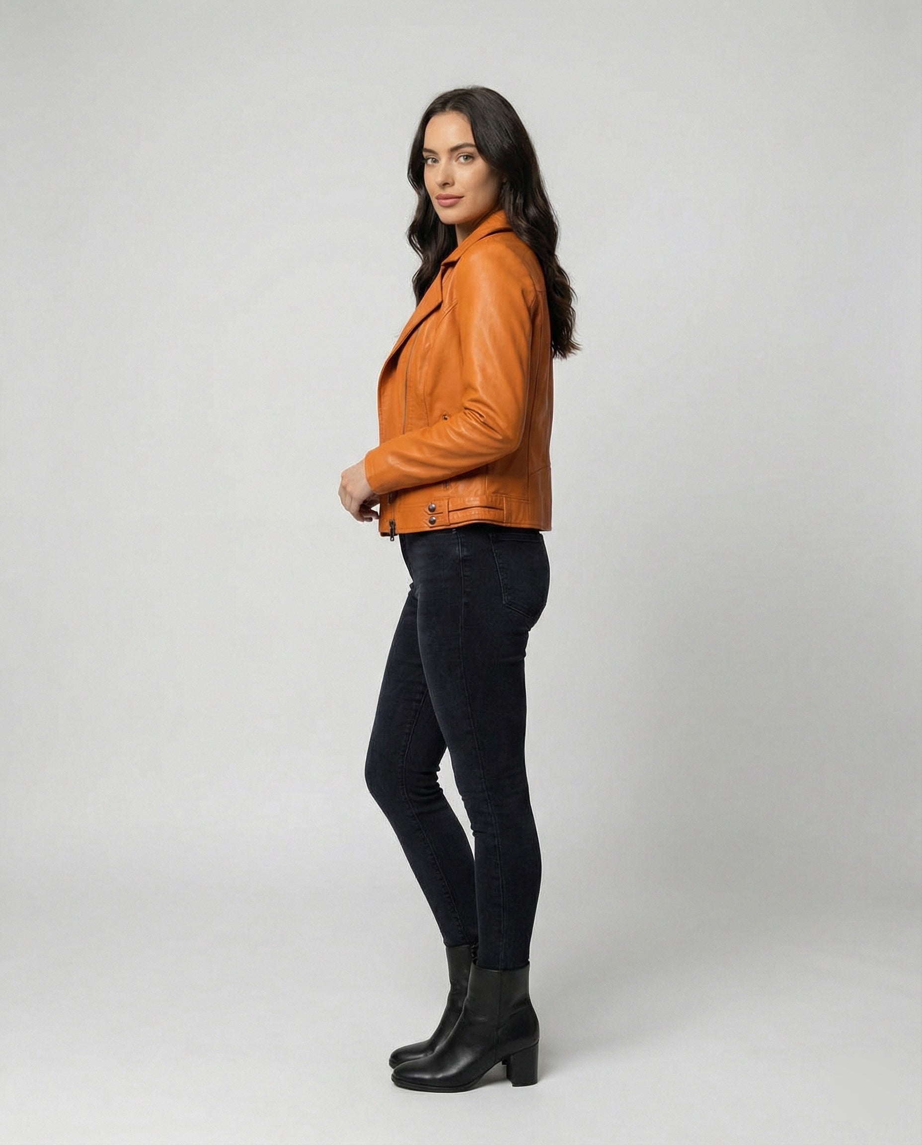 Damen Kunstleder-Bikerjacke mit asymmetrischem Reißverschluss wattierter Innenfütterung und taillierten Abnähern R&B