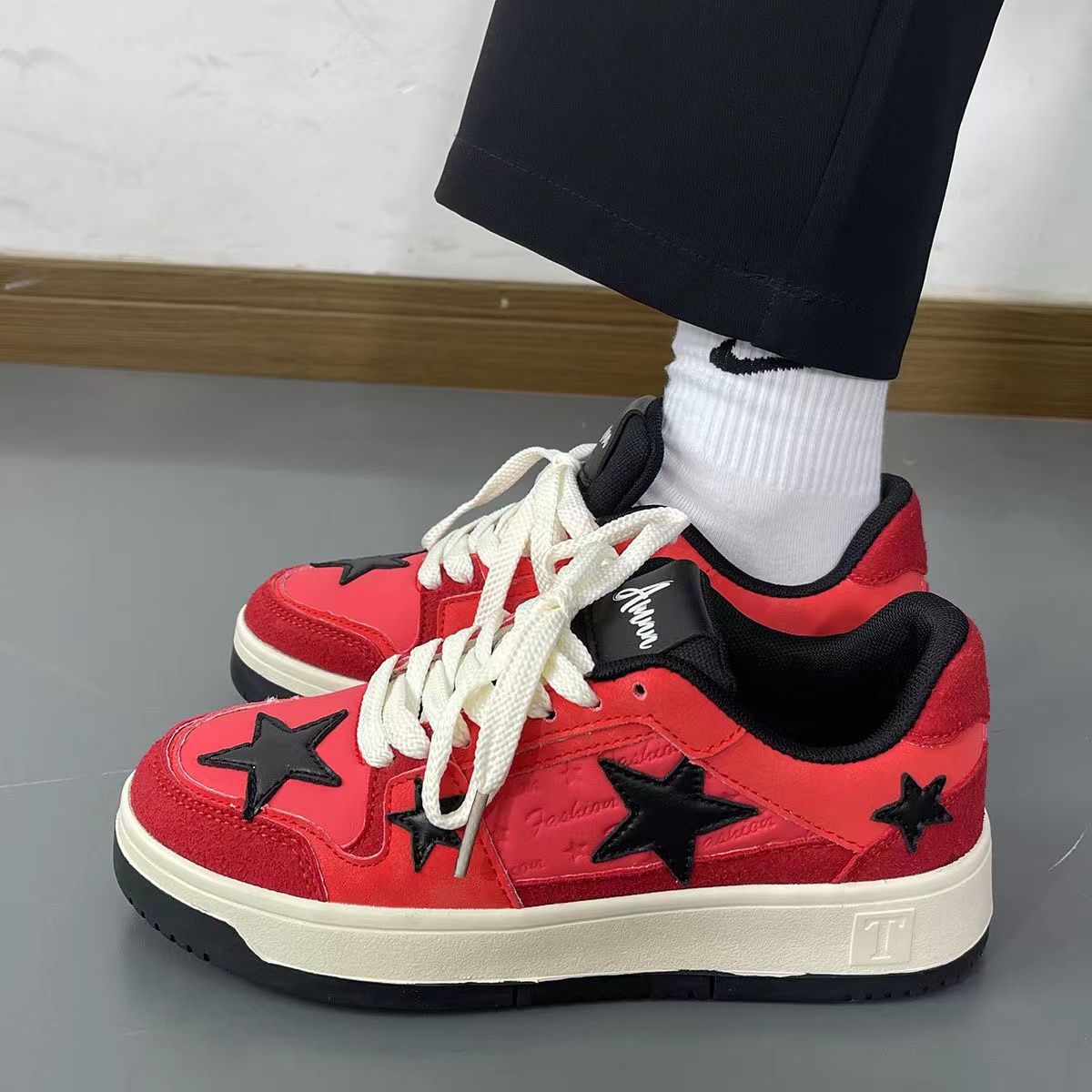 Damen Sportliche Sneakers mit auffälliger Sternenapplikation und robustem Profil