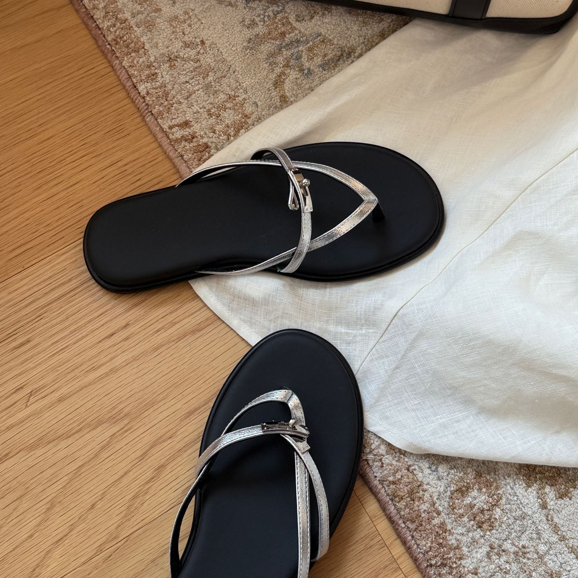 Damen Elegante Riemensandalen mit modischem Riemendesign und komfortablem Fußbett R&B