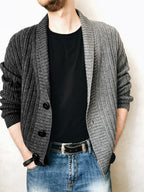 Herren Strickjacke mit modernem Strukturmuster und großen Knöpfen
