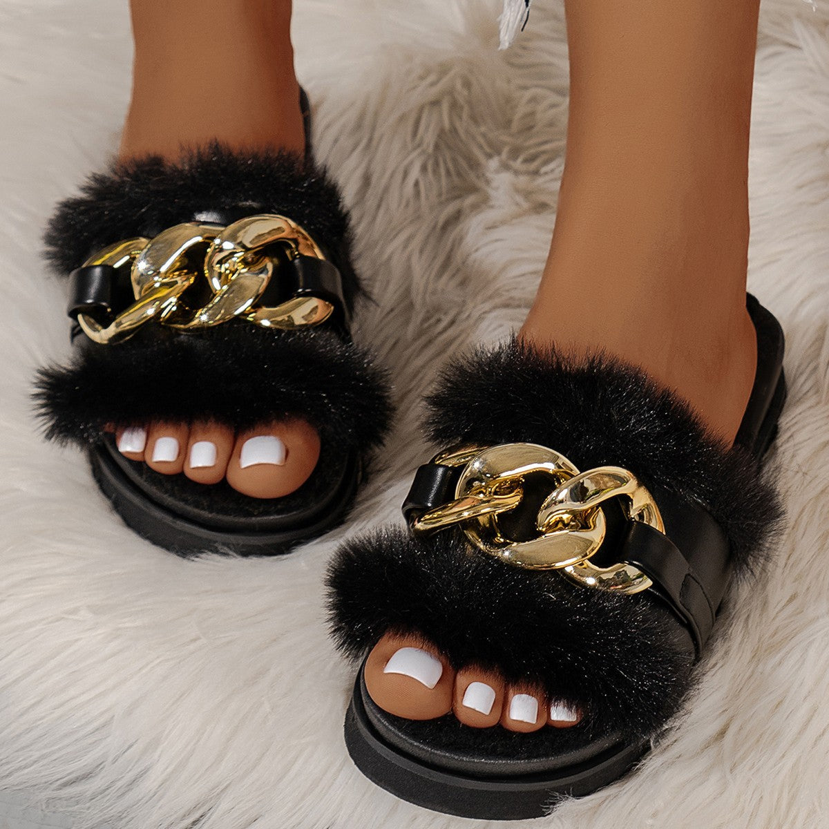 Damen Slide-Sandalen mit modischem Pelzbesatz und auffälliger Kettenapplikation R&B
