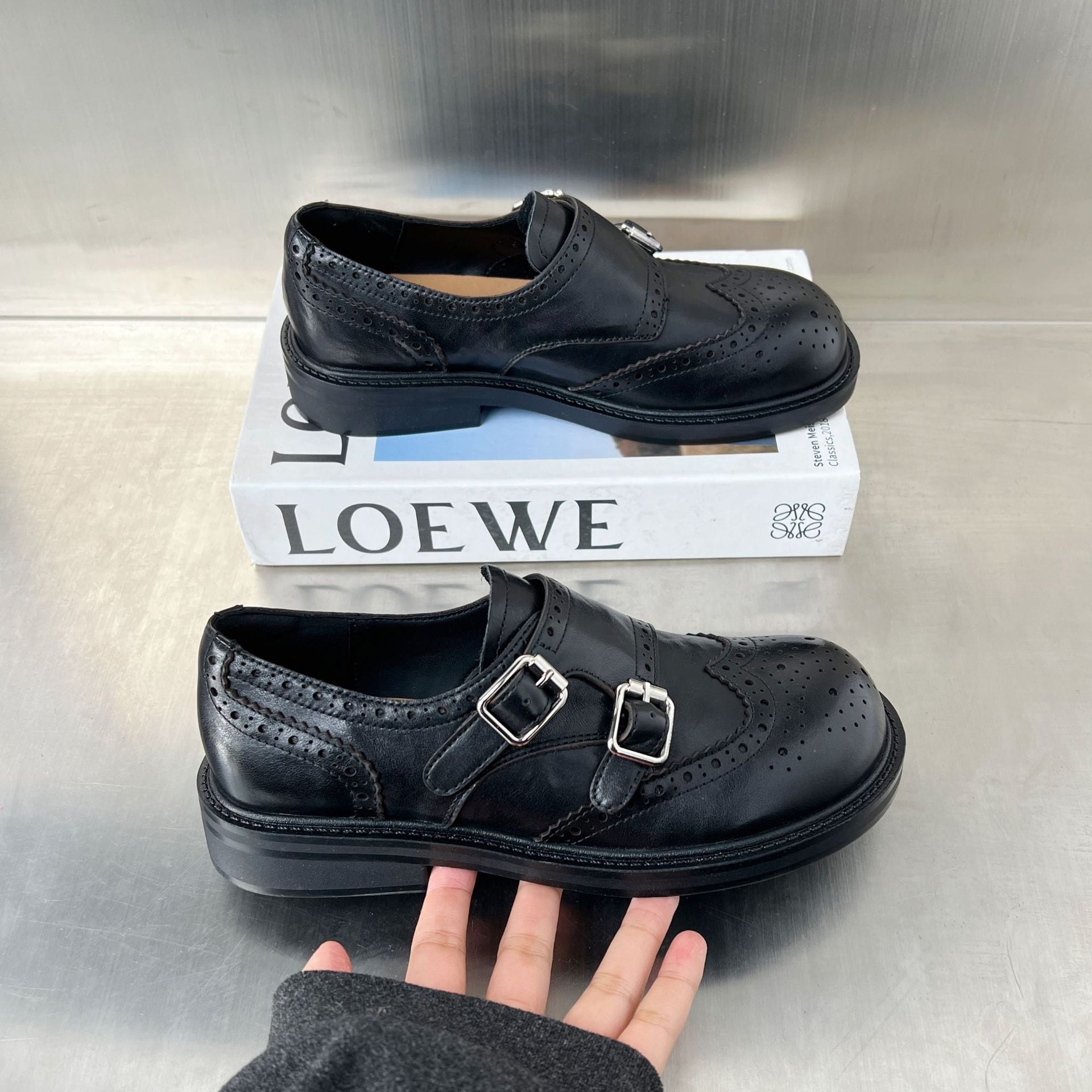 Damen Elegante Mokassins mit doppeltem Schnallenverschluss und feinem Broguemuster R&B