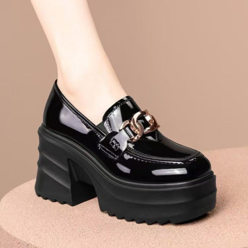 Damen Hochfront Mules mit glänzendem Obermaterial und modischem Ketten-Detail R&B