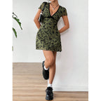 Damen Sommerliches Blumenkleid mit tiefem V-Ausschnitt und schwingendem Saum R&B