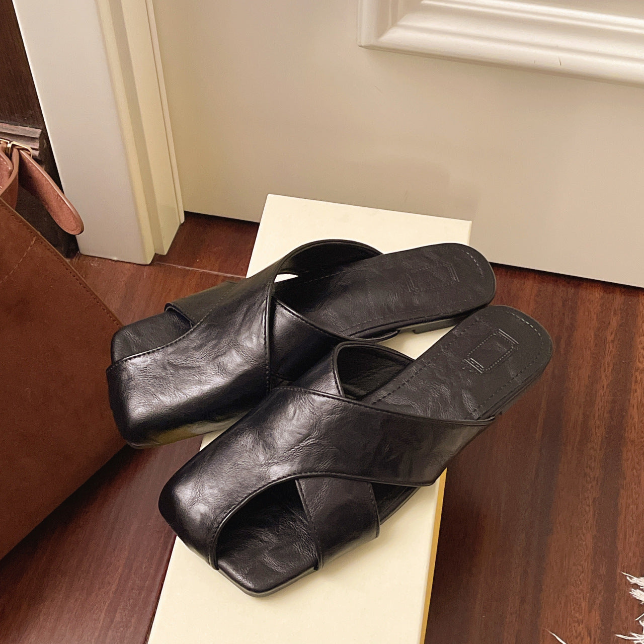 Damen modische Slipper Sandalen mit breitem Riemen und eleganter Schnalle R&B