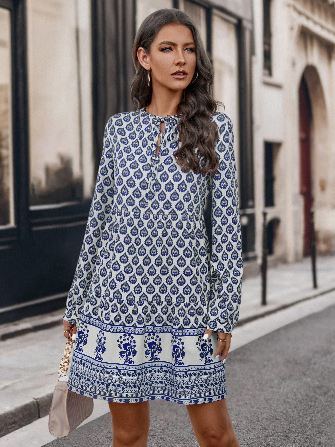 Damen romantisches Kleid mit detailverliR&Btem Print und langen Ärmeln R&B