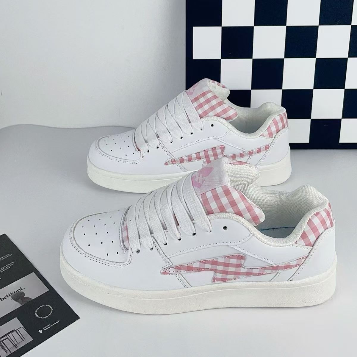 Damen Sneakers im modernen Karo-Design mit atmungsaktiven Materialien