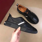 Herren Sneaker mit modischen Akzenten von R&B