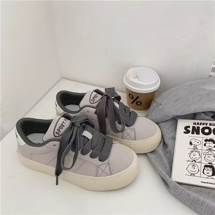 Damen Sportliche Sneakers aus hochwertigem Wildleder mit bequemen Schnürdetails