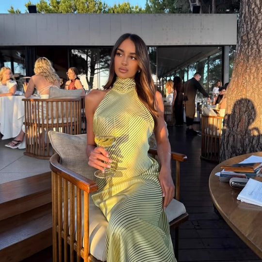 Damen elegantes Hochzeitskleid mit figurbetontem Schnitt und hohem Kragen R&B