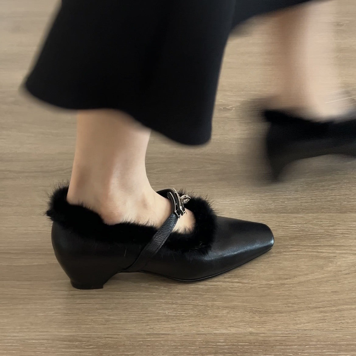 Damen elegante Ballerina-Schuhe mit Kuschelfell-Besatz und schickem Riemen