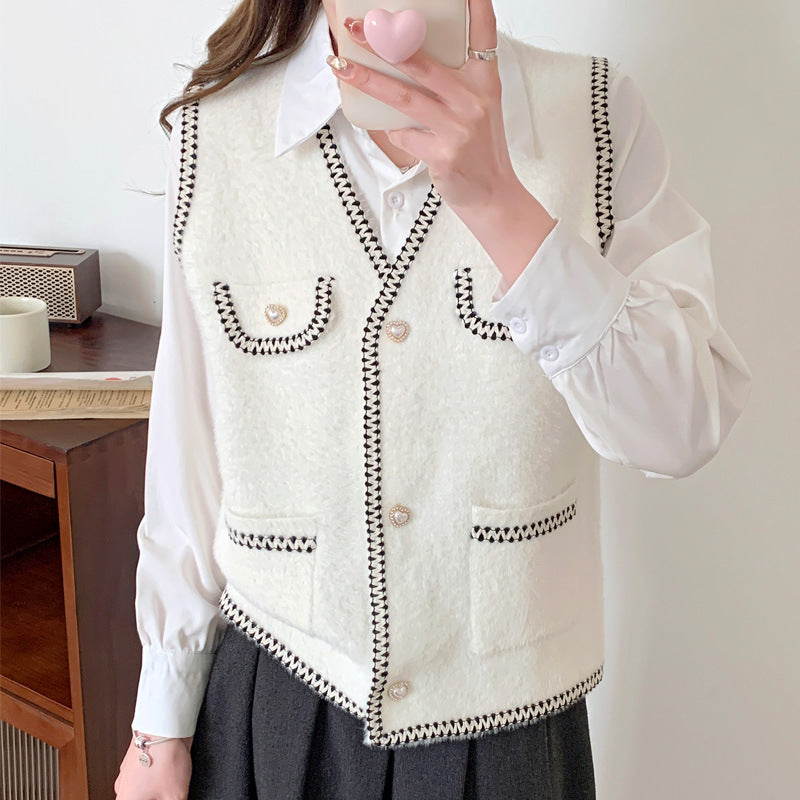 Damen Strickjacke mit Herzknöpfen und kontrastierenden Details R&B