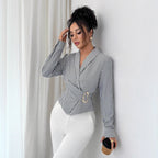 Damen nan taillierte Wickelbluse mit Reverskragen und dekorativer Metallschließe R&B