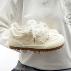 Damen Sneakers mit verspielter Spitze und innovativem Schnürsystem
