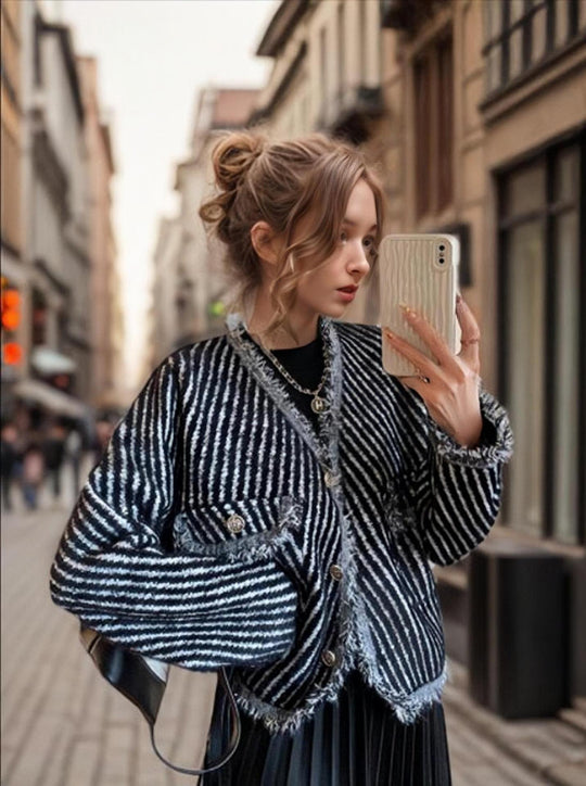Damen luxuriöse Strickjacke mit fransigen Kanten und Knopfdetails R&B