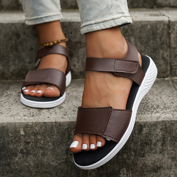 Damen bequeme Sandalen mit breiten Riemen und flexiblem Fußbett R&B