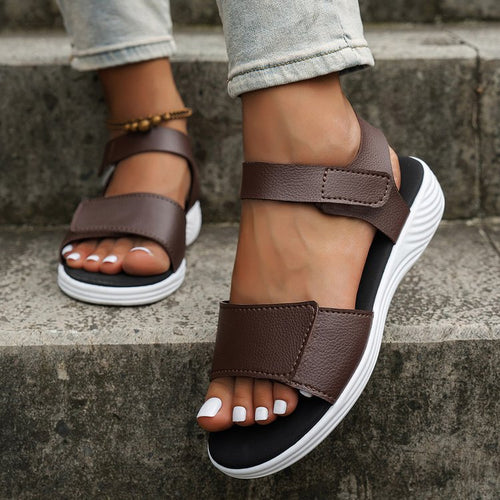 Damen bequeme Sandalen mit breiten Riemen und flexiblem Fußbett R&B