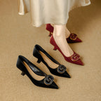 Damen elegante spitze Pumps mit modischem Design und prächtigen Schmuckdetails