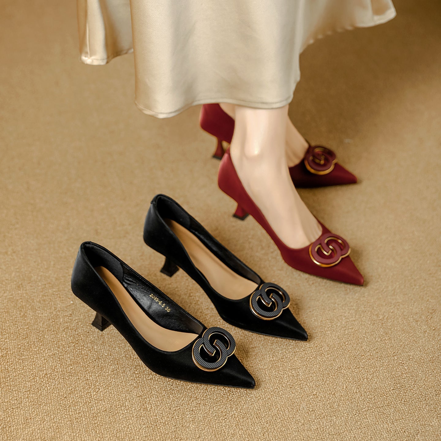 Damen elegante spitze Pumps mit modischem Design und prächtigen Schmuckdetails