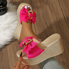 Damen Wedge-Sandel mit modischem Schleifen-Design und eleganter Kettenapplikation R&B