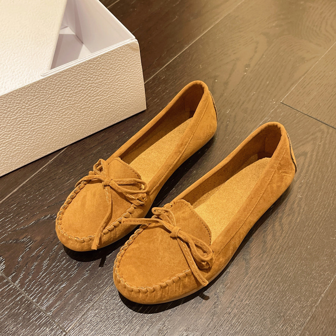 Damen Mokassins aus weichem Veloursleder mit dekorativem Band R&B